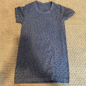 Blue grey, geometric pattern Lululemon Swiftly Tech Short-Sleeve Shirt.